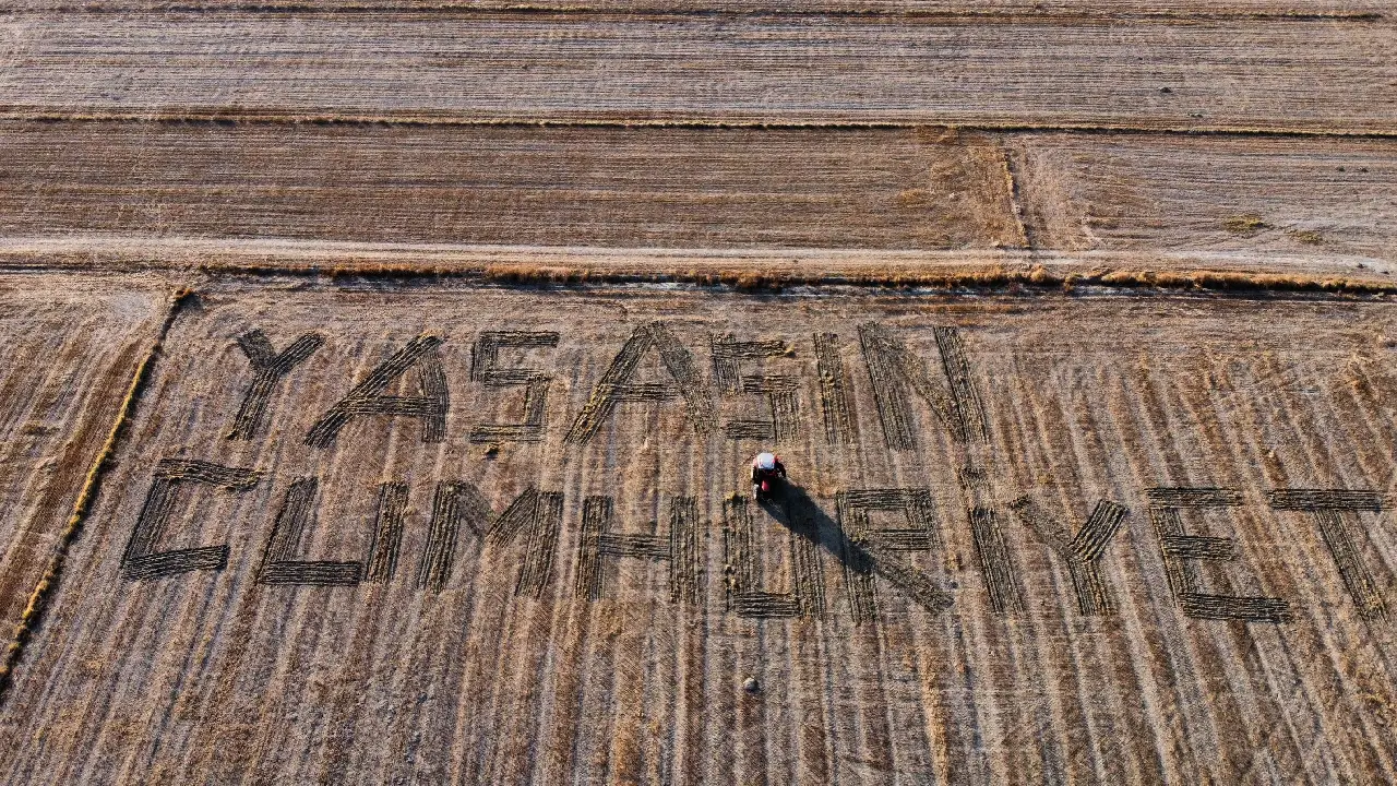 Çiftçi tarlasına "Yaşasın Cumhuriyet" yazdı