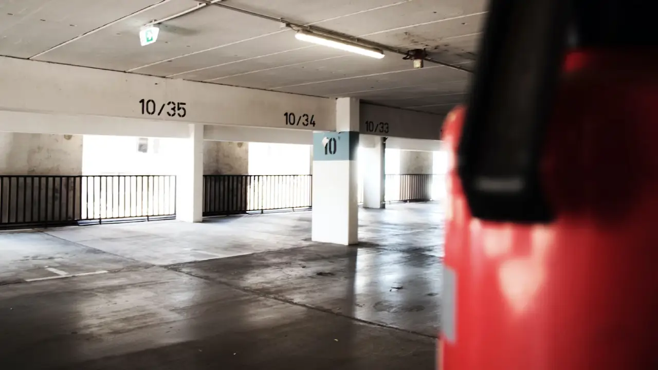 Almanya'da büyük gümrük operasyonu: Sürücünün annesi gibi davrandı, vücut kıvrımına 50 bin Euro sakladı