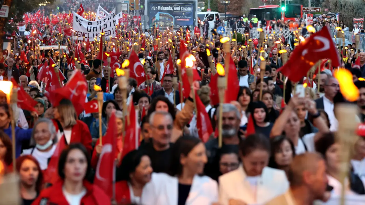 Türkiye Cumhuriyeti'nin 100. yaşı fener alaylarıyla kutlandı