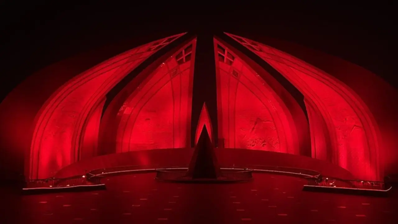 "Pakistan Anıtı" Türk bayrağının renkleriyle ışıklandırıldı