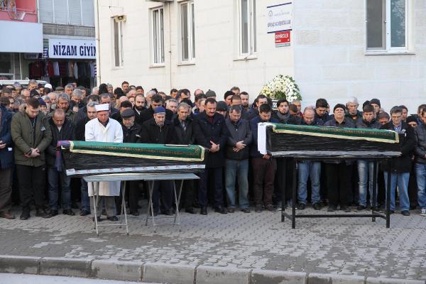 Almanya'da kazada ölen gençler, toprağa verildi