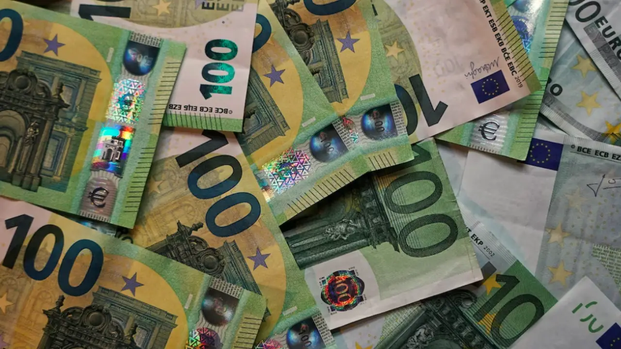 Almanya gümrüğünde, adamı cüzdan dikişleri ele verdi: 100 bin Euro'sundan oldu