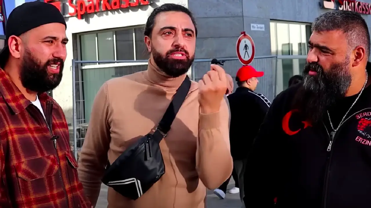 İşler tersine döndü: Almanya'da sokak röportajında ''telefonunu çıkar'' hamlesi