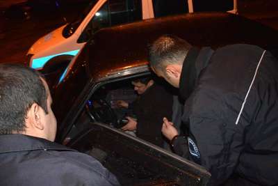 Elinde bira şişesiyle otomobilde sızan sürücüye para cezası