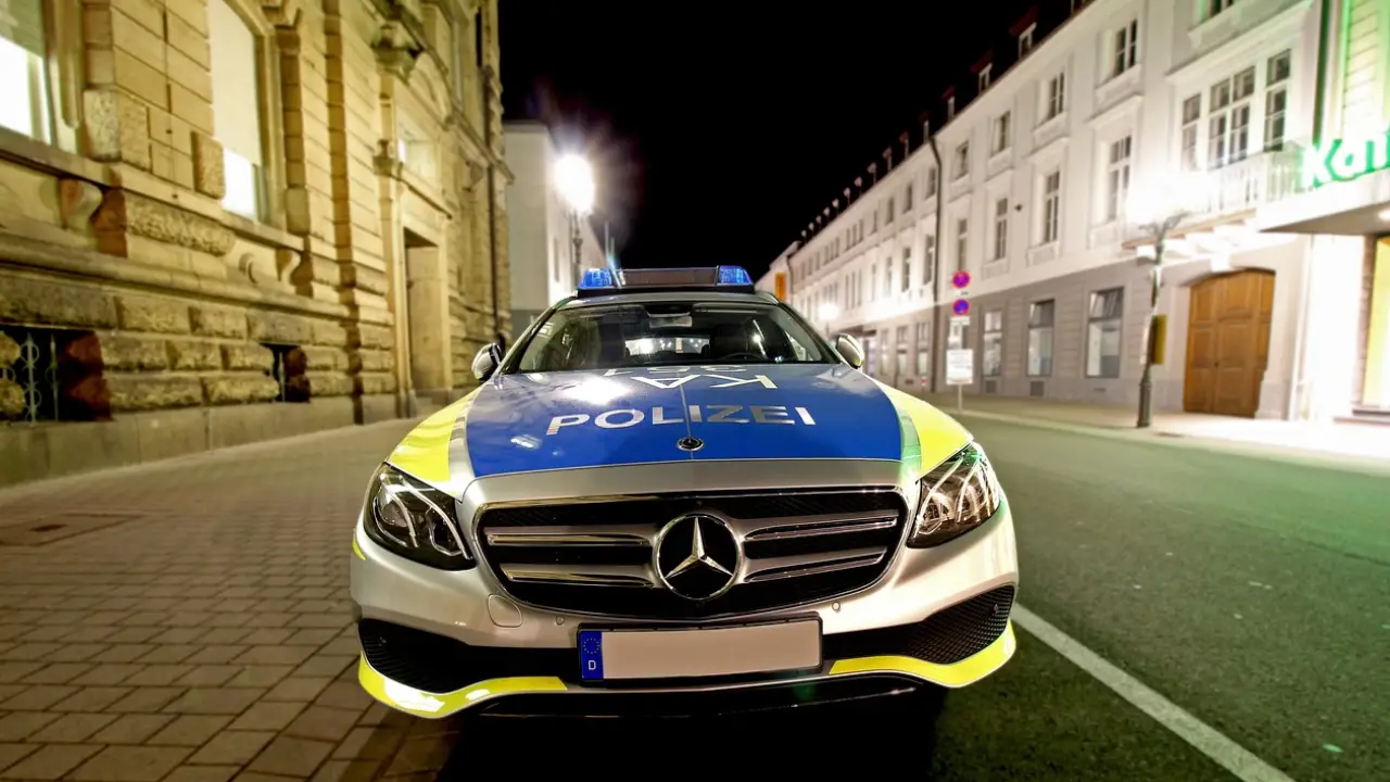 Berlin'de polis aracına havai fişek attılar