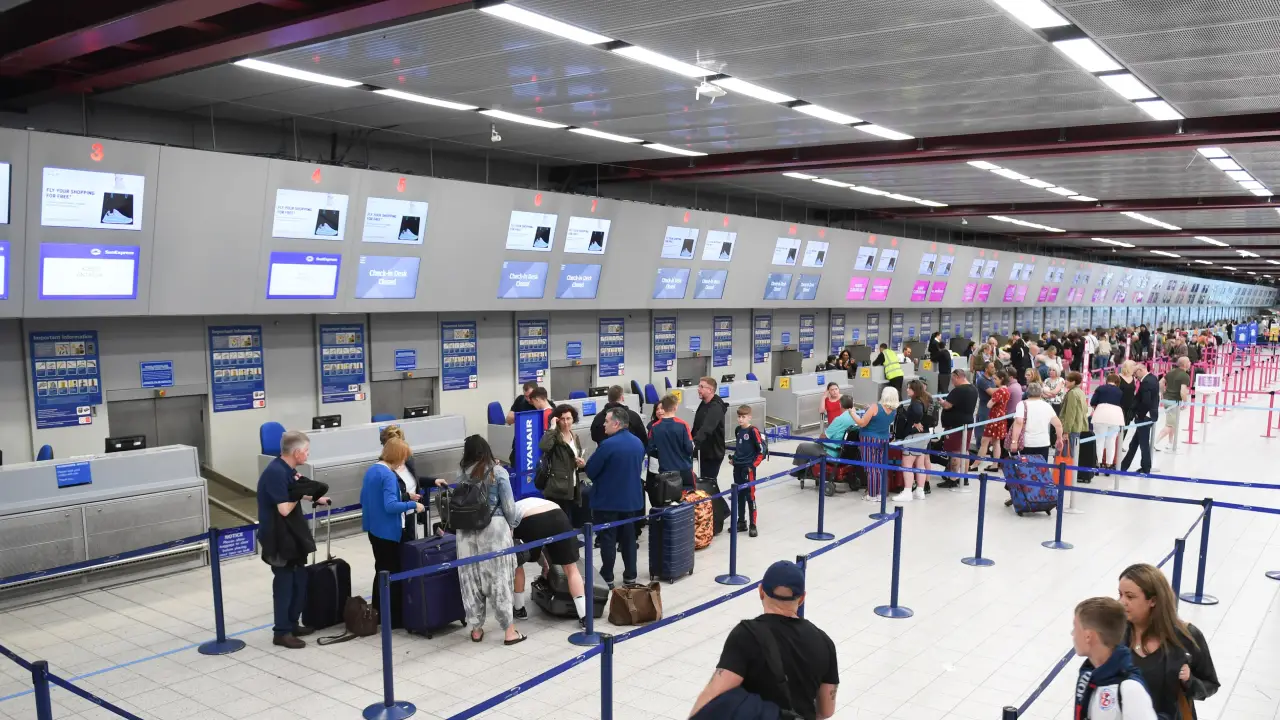 Türkiye'ye gitmek isteyen Almanların "arandığı" ortaya çıktı. İki Alman da hapsi boyladı