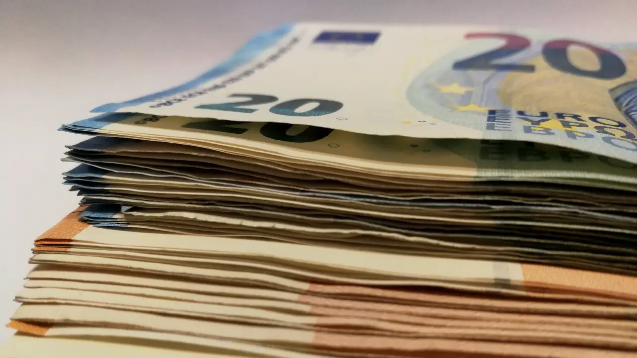 Sahte polislere 52 bin Euro'yu "soygun" tehdidiyle kaptırdı