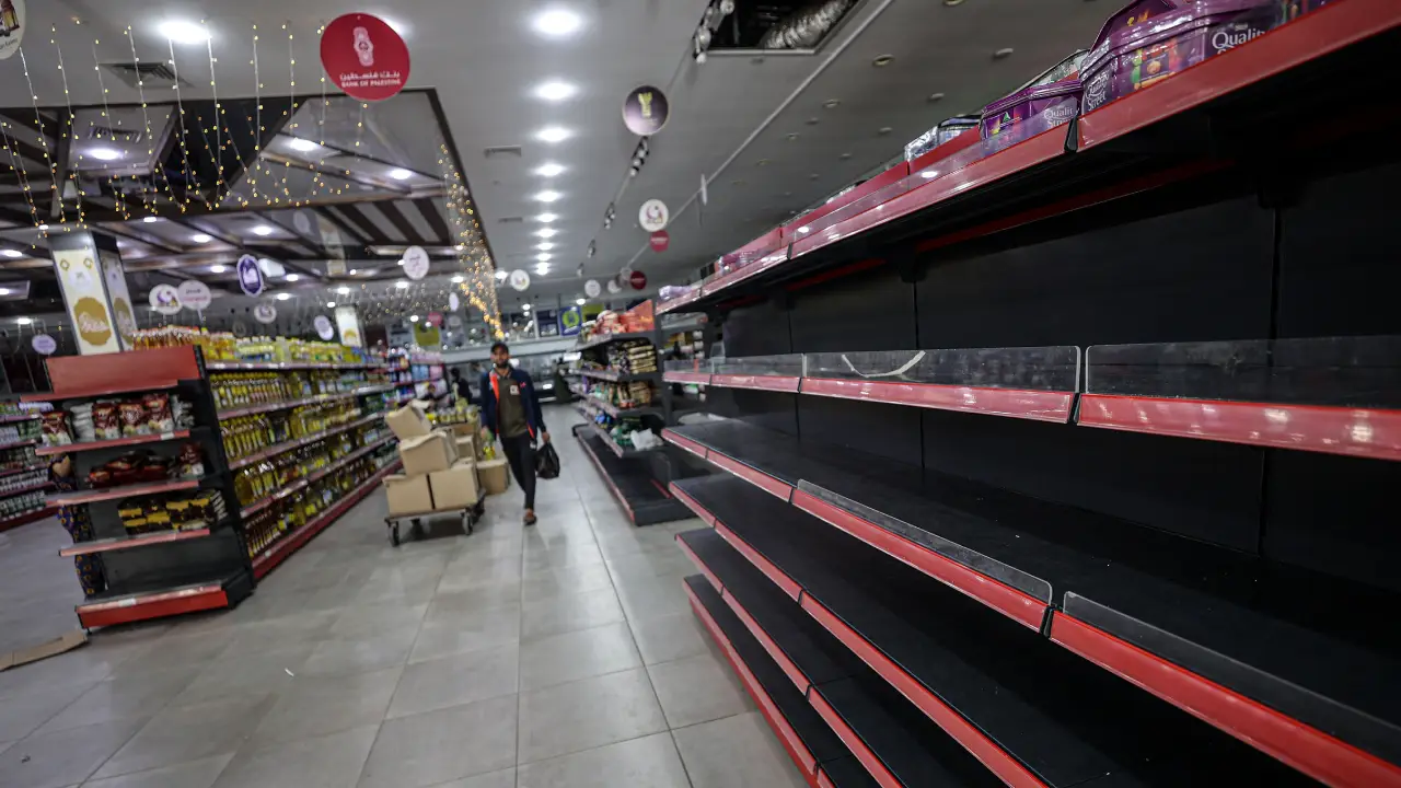 Gazze'de market rafları boşaldı