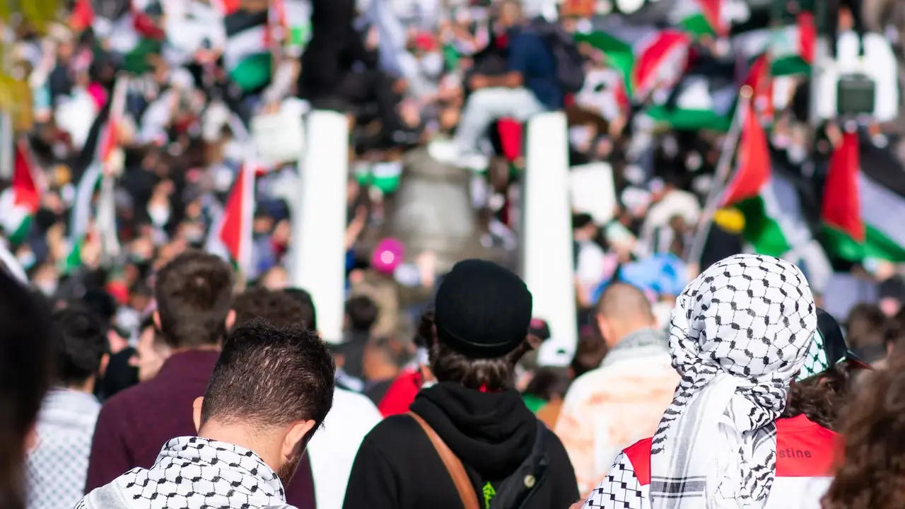 Londra’da on binlerce kişi Filistin için yürüdü