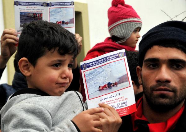 Umut yolcularına, Aylan bebekli uyarı broşürü