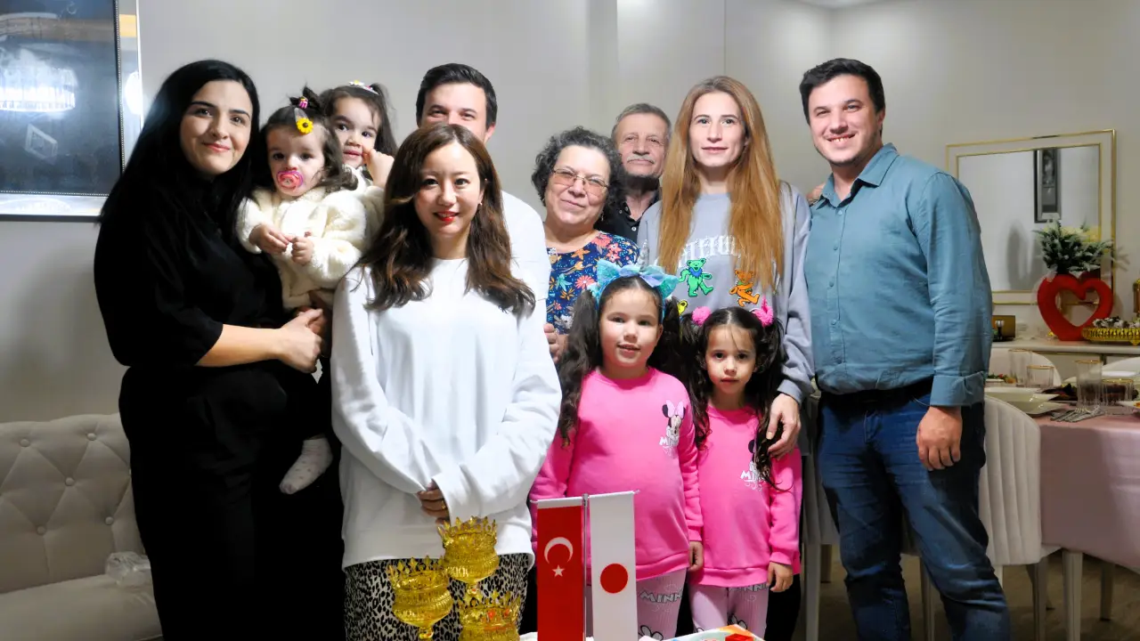Kedi sahibi Türk aileye Japonya'dan ziyarete geldiler