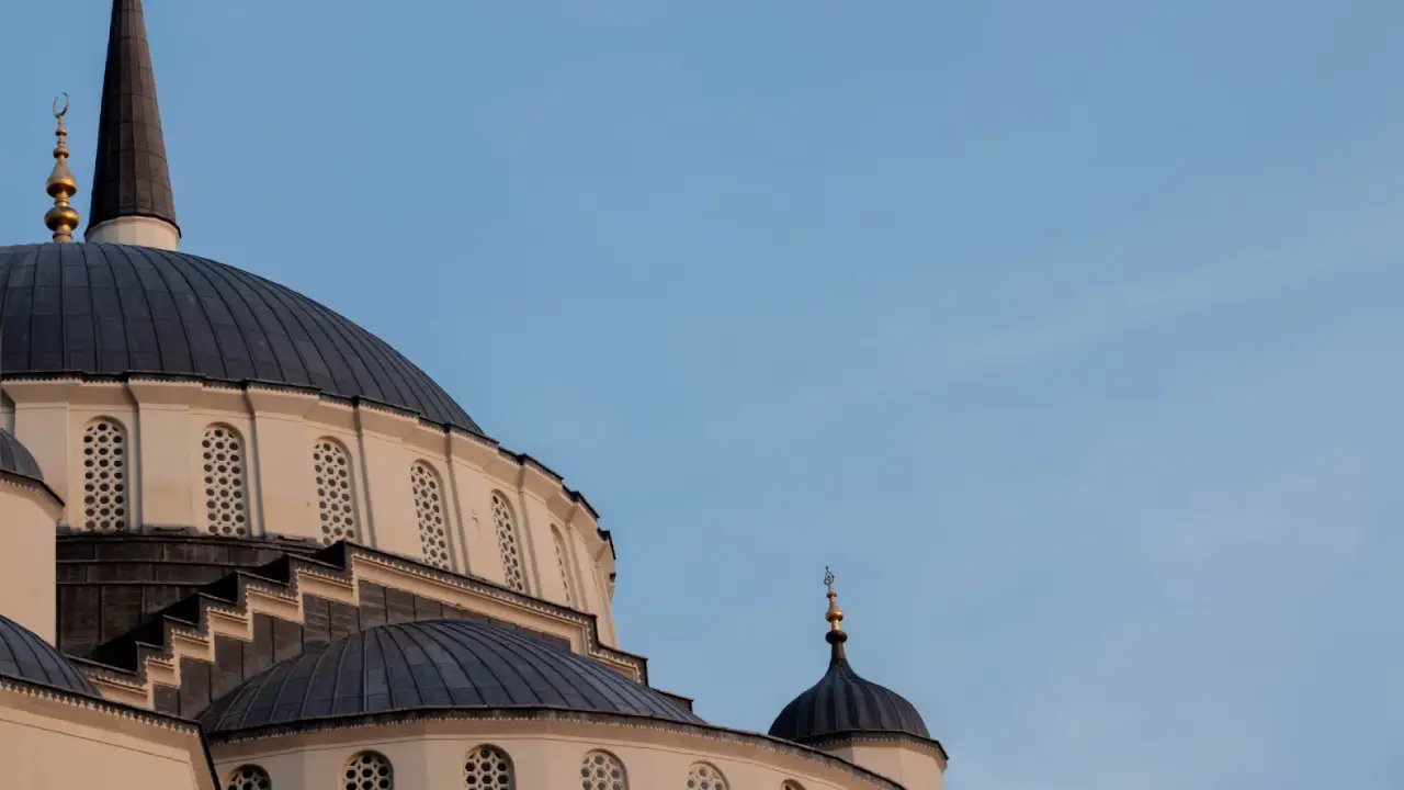 Almanya'da 7 eyalette 54 İslami derneğe polis operasyonu