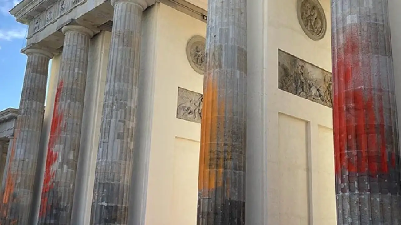 ''Son Nesil''den Brandenburg Kapısı'na saldırı