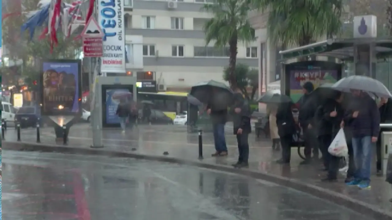 Sağanak sürücüler ve vatandaşlara zor anlar yaşattı