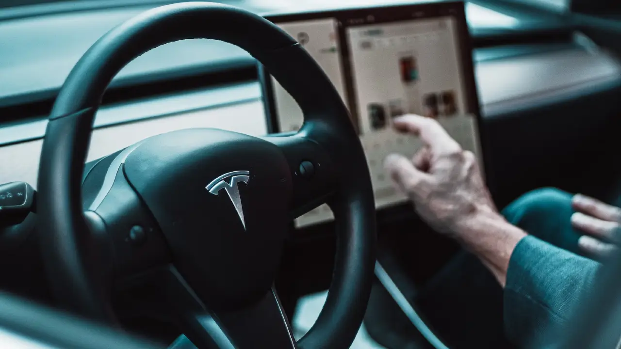 Tesla’ya “Yahudi” tepkisi