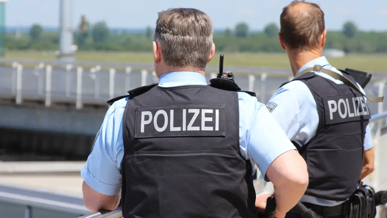 Almanya'da "Yahudilere gaz sıkın" mesajı polisi harekete geçirdi... Evlere operasyon