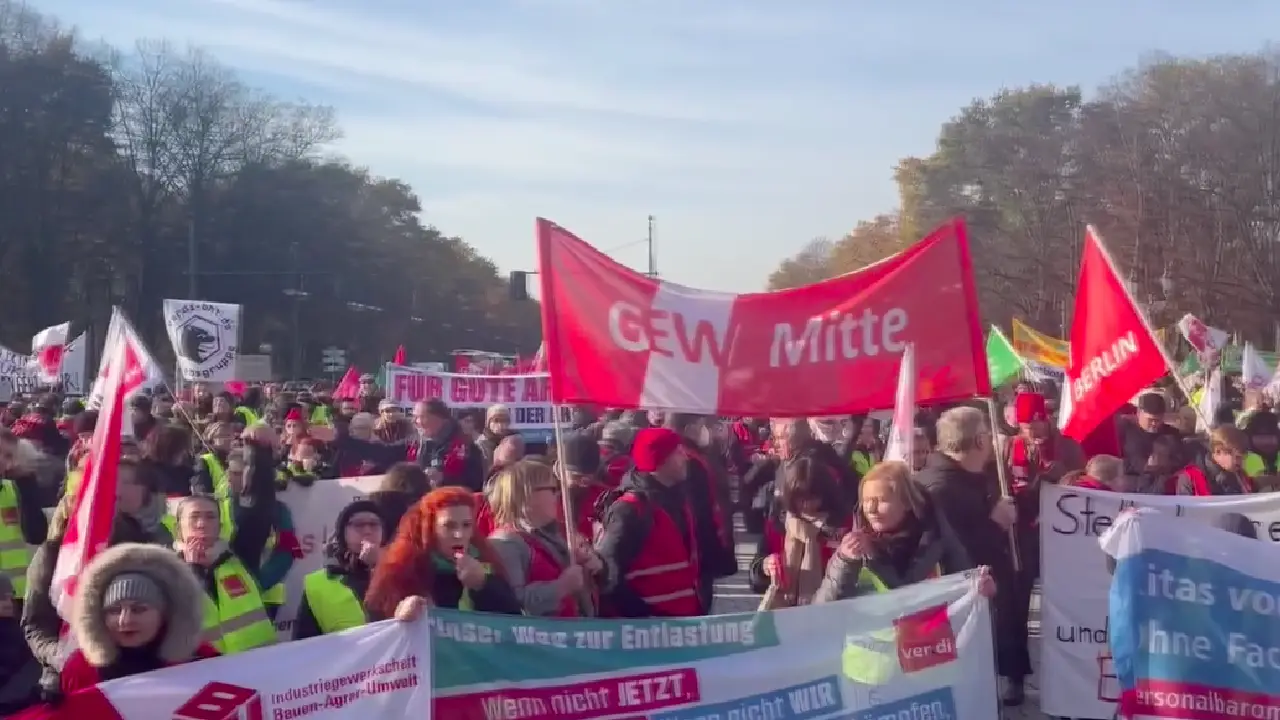 Berlin'de kamu çalışanları sokağa indi