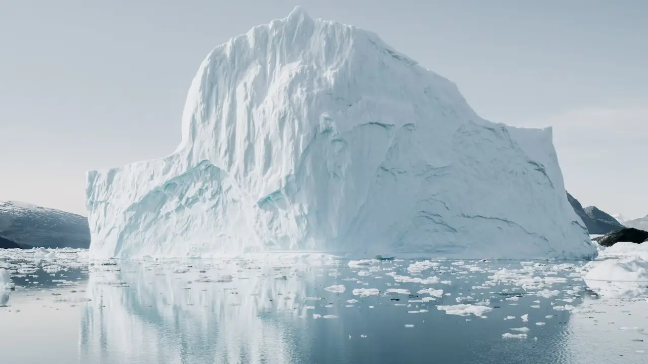 Dünya’nın en büyük buz dağı 30 yıl sonra hareketlendi
