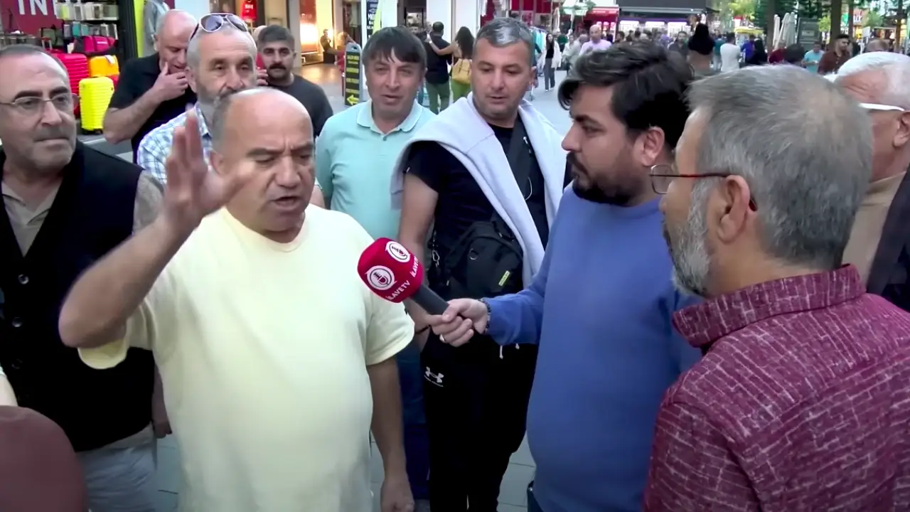 ''Telefonu bedavaya alıyoruz'' diyen gurbetçiyle ''Portakalı taneyle alıyoruz'' diyen gurbetçi arasında tartışma çıktı
