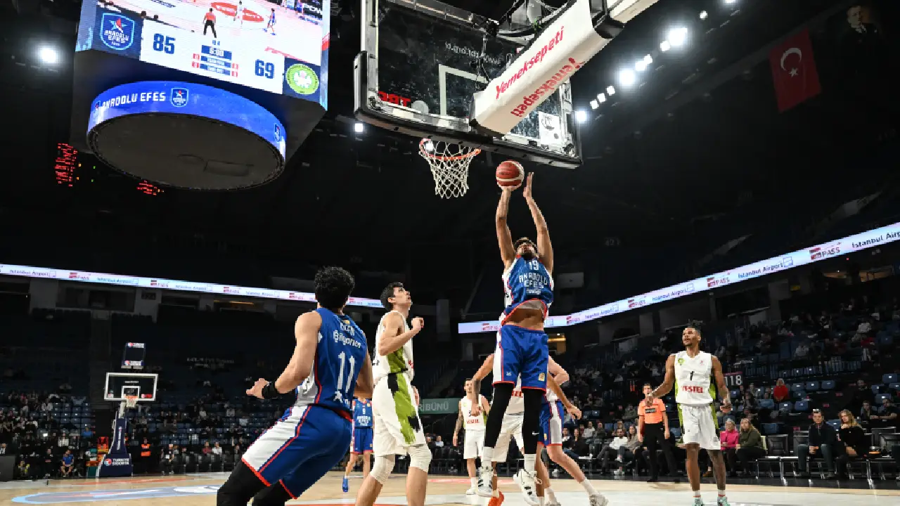 Anadolu Efes'ten Manisa'ya 20 sayı fark