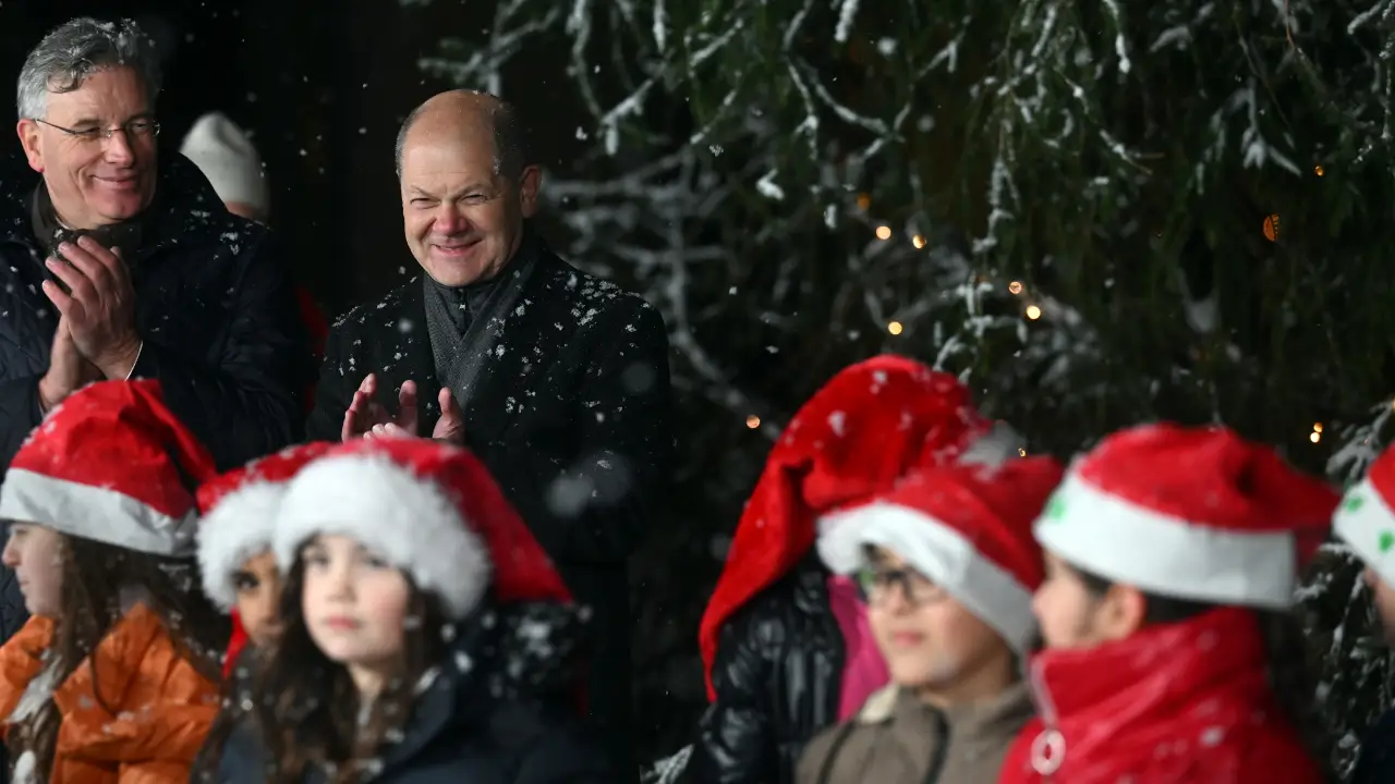 Şansölye'nin Noel ağacının başına gelmeyen kalmadı