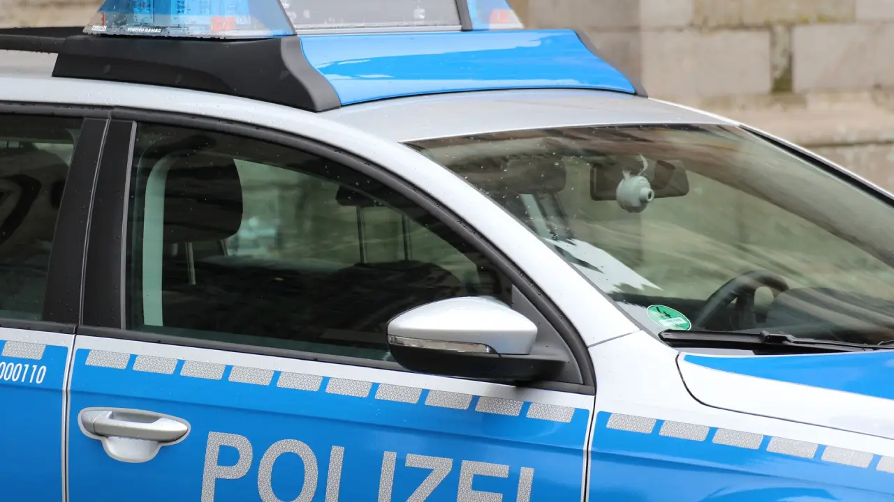 Berlin'de polis karakoluna "gamalı haç" çizdiler
