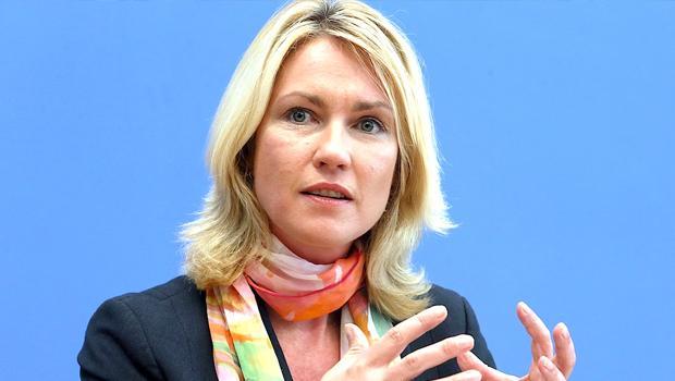 Alman bakan doğum iznine çıktı