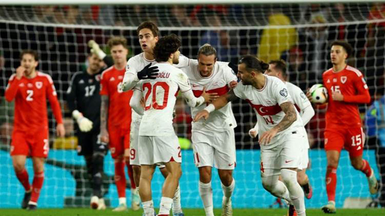 Milli futbolcu maçtayken evi soyuldu: Lüks saatleri gitti