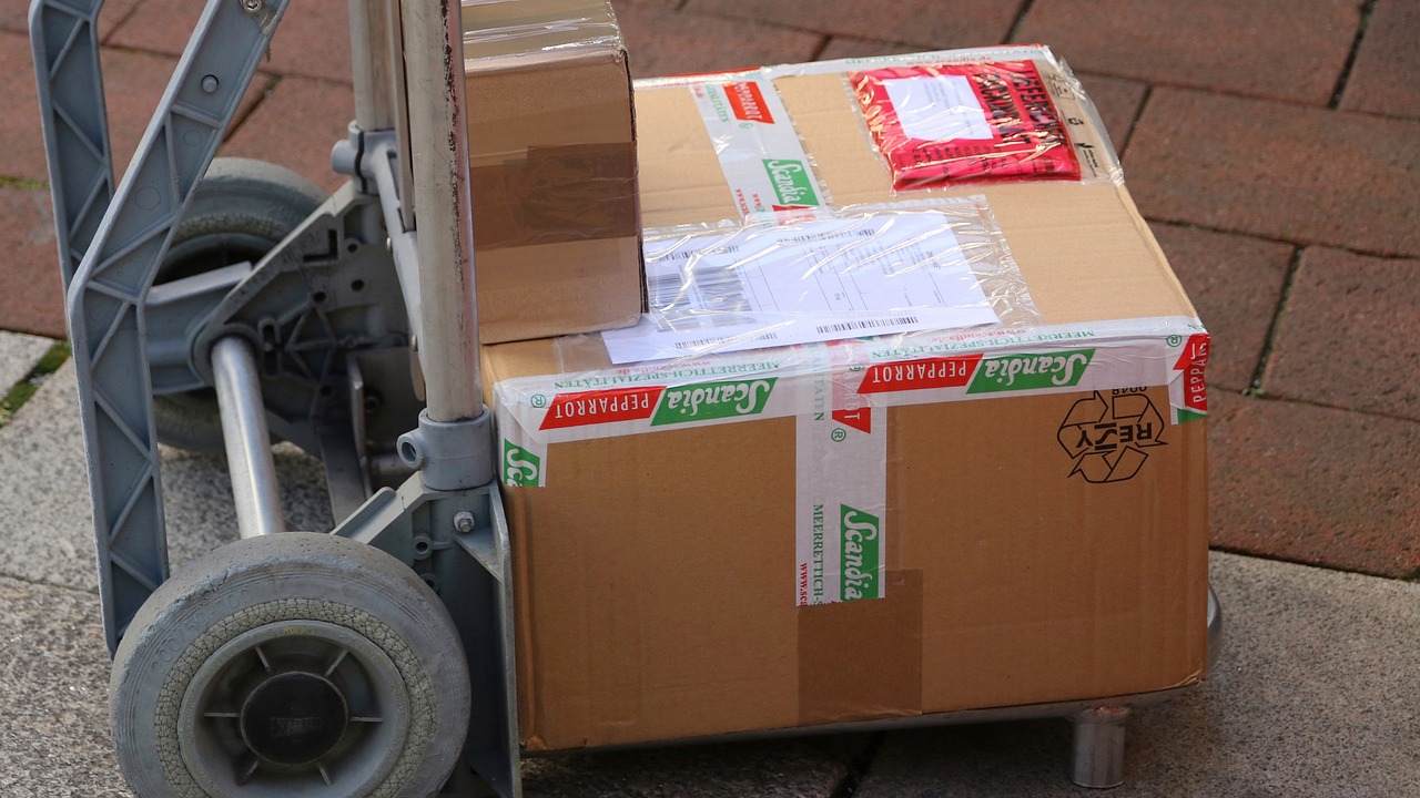 Almanya'da paketçiye saldırdılar: Tüm Noel hediyeleri gitti
