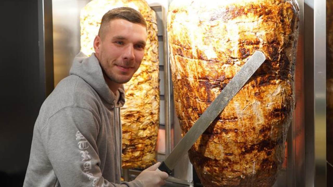 Podolski Berlin'e dönerci açıyor