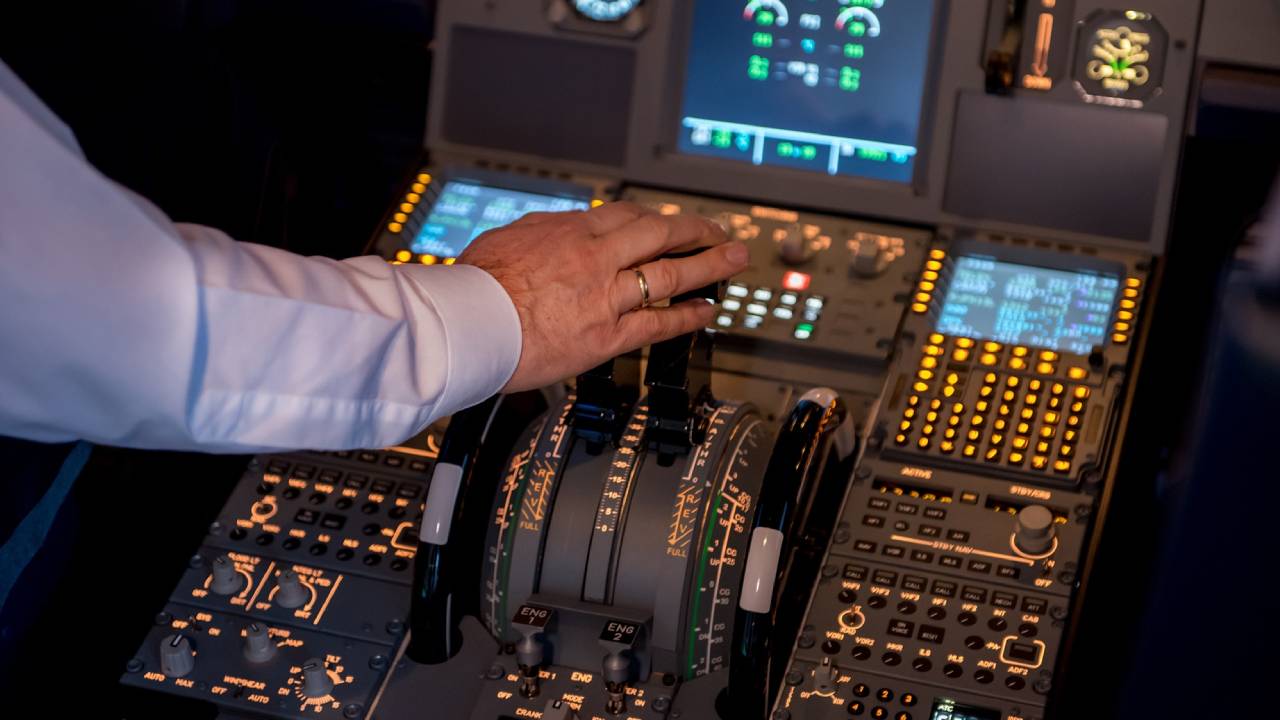 Almanya'da pilotlar iş bıraktı, uçuşlar iptal edildi