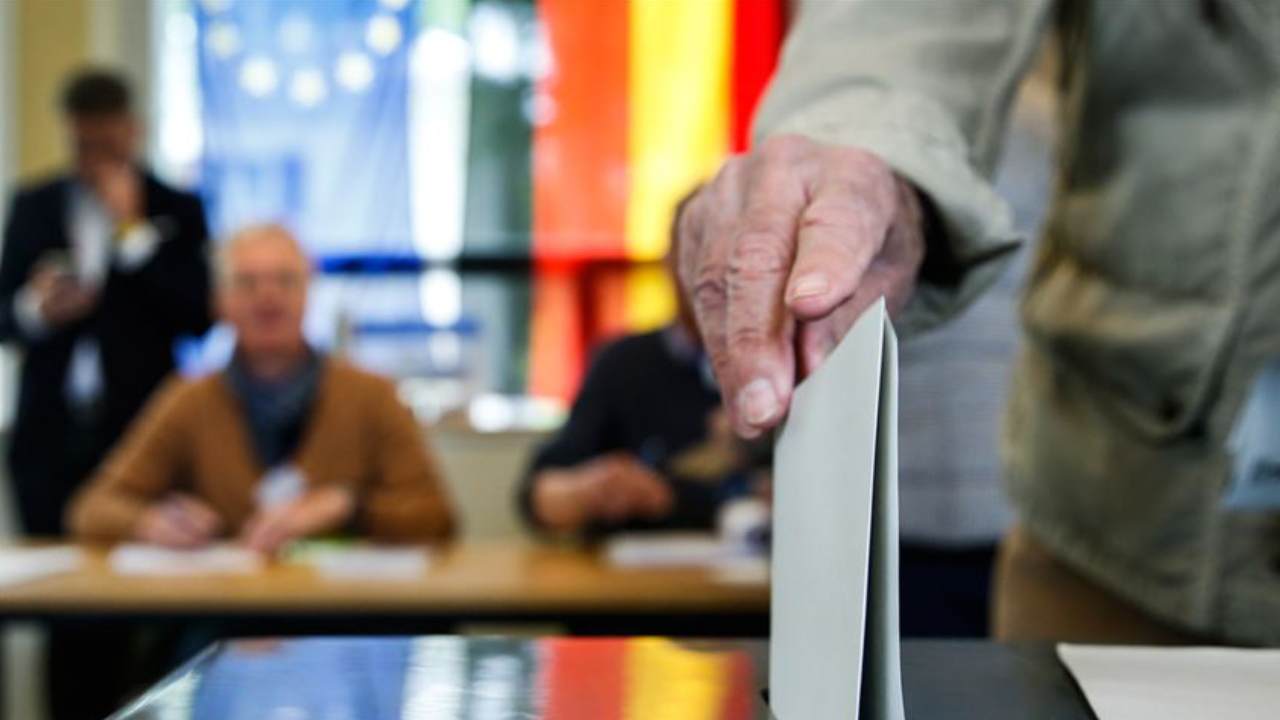 "Almanya'da bu pazar seçim olsa" anketinden dikkat çeken sonuç: Sağ partilerin oyu yüzde 53!