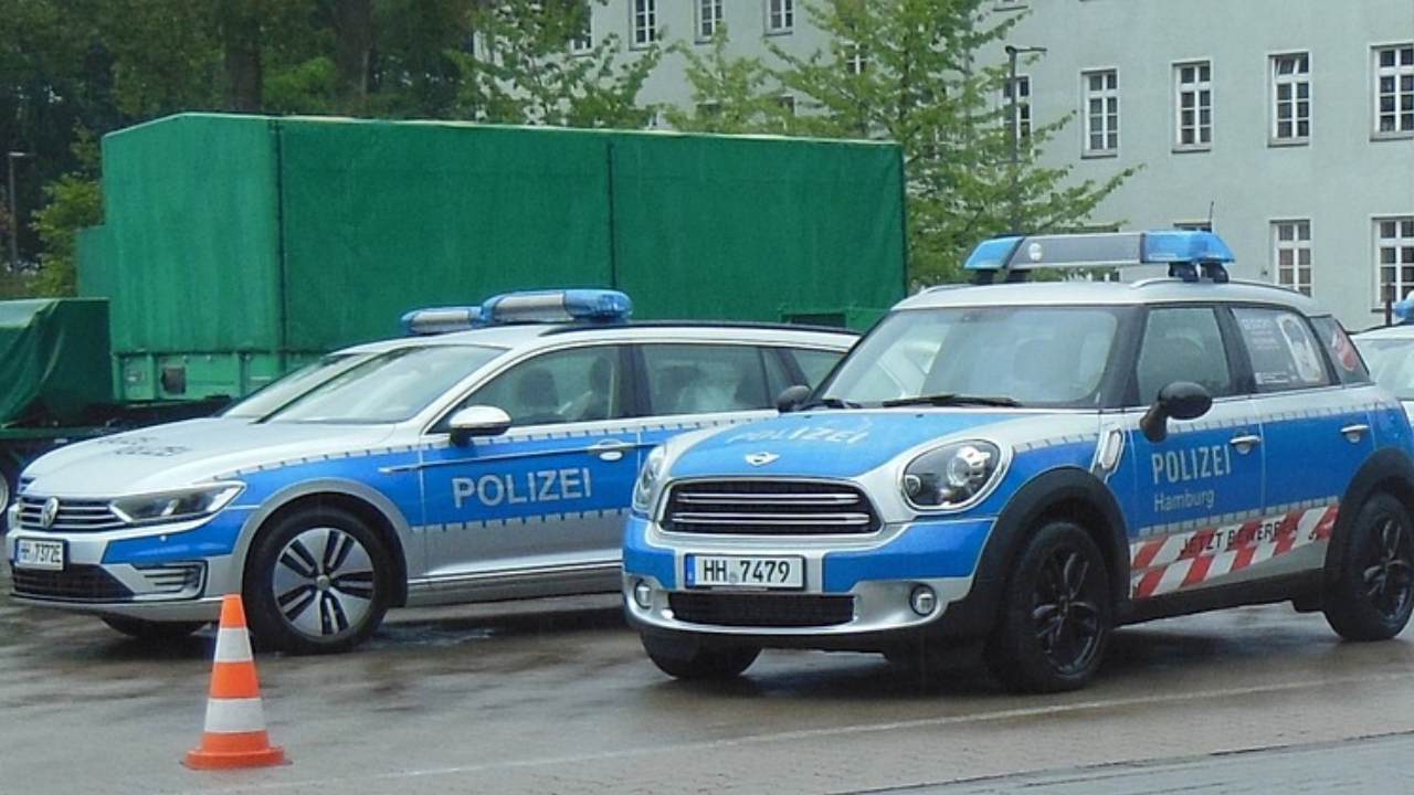 Berlin polisi çamura saplandı