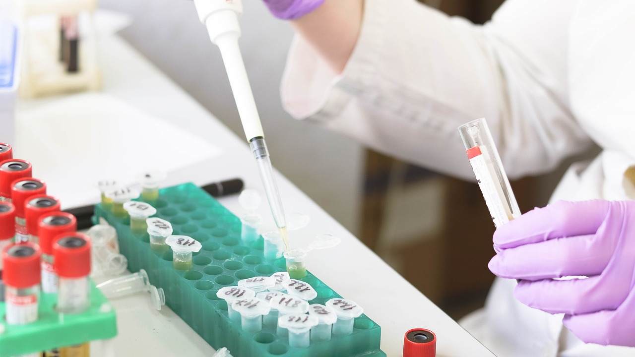 Almanya'da yüzlerce sahte aşı yapan doktor her yerde aranıyor