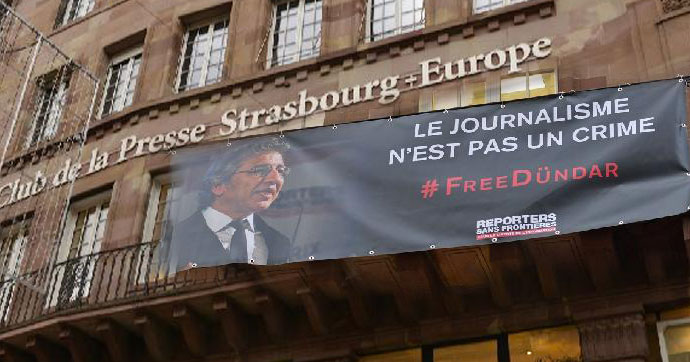 Strasburg’da dev Can Dündar pankartı
