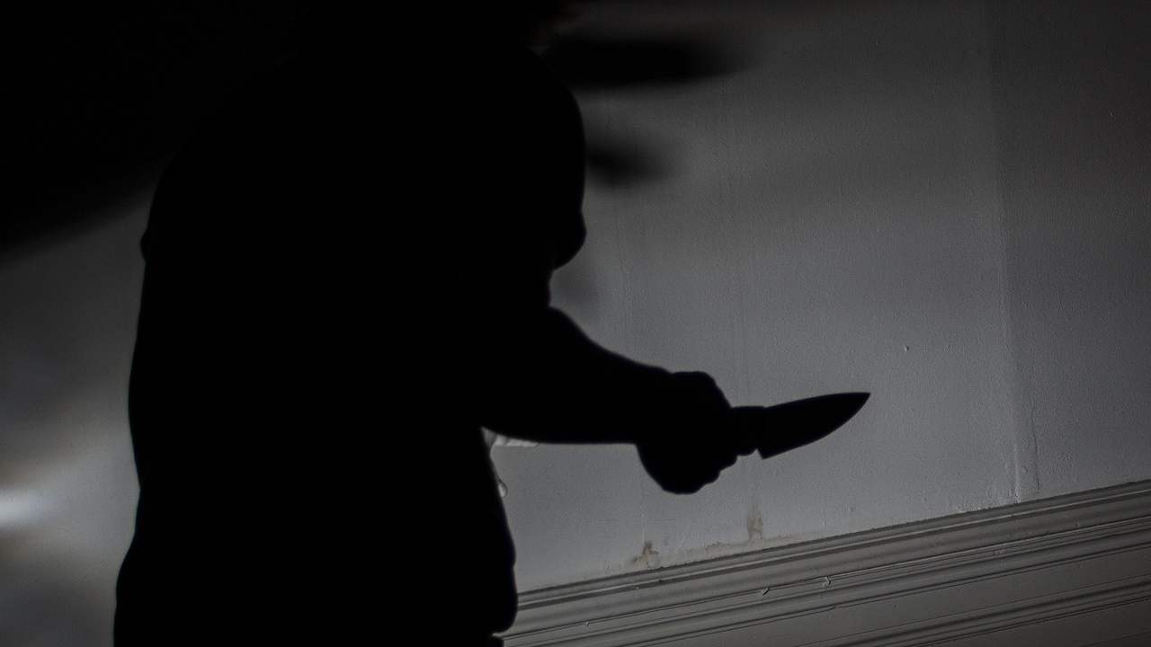 Berlin'de sivil polise bıçak çektiler