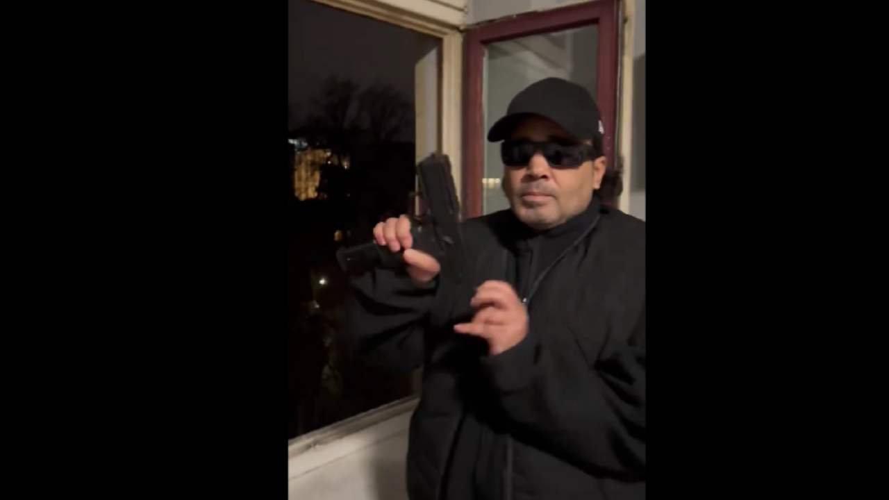 Killa Hakan yeni yılı havaya ateş açarak kutladı