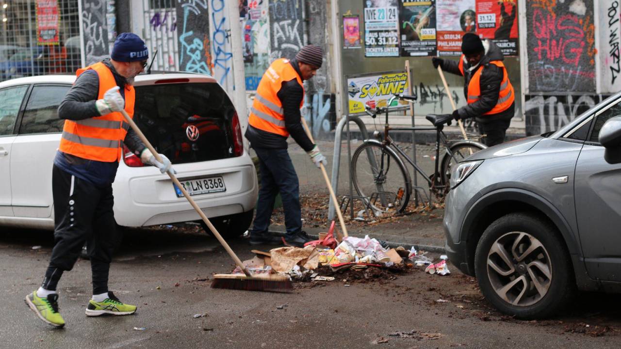 Berlin'de yılbaşı gecesinden kalan çöpleri "tekbir" getirerek temizlediler