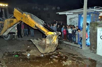 CİZRE'DE GÖSTERİCİLERİN KAZDIĞI HENDEKLERİ BELEDİYE KAPATIYOR