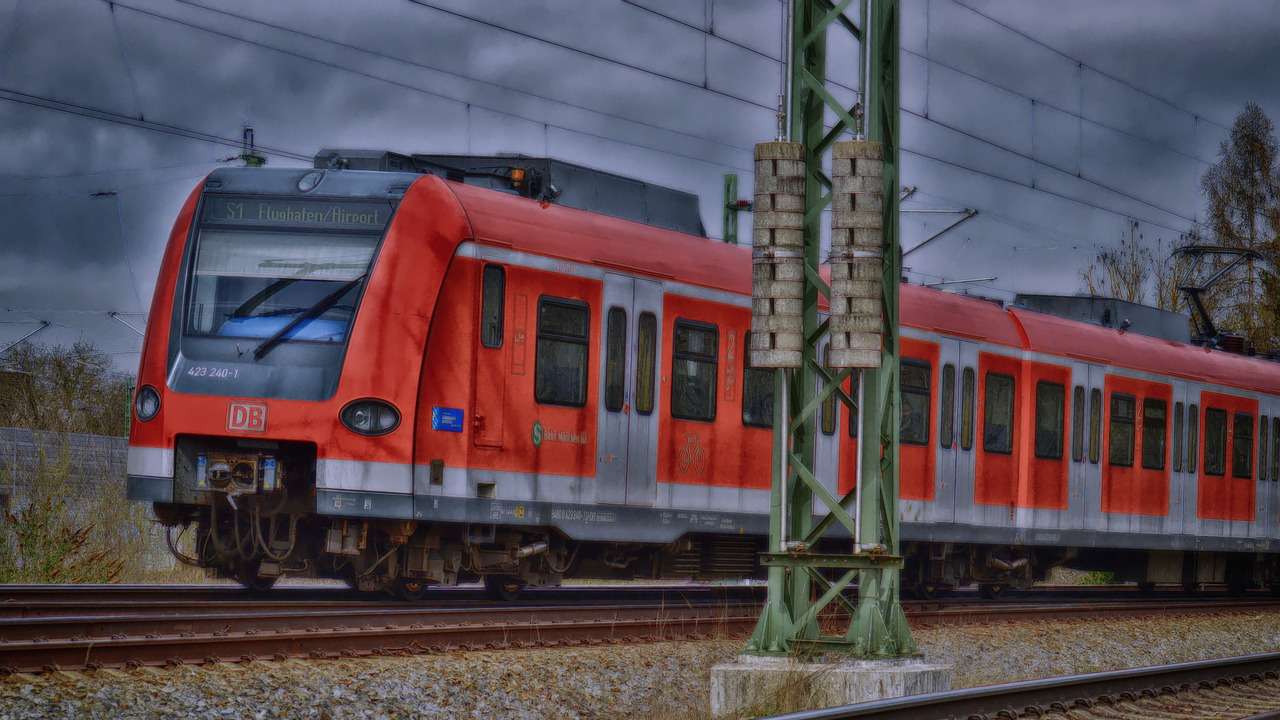 81 yaşındaki adamı S-Bahn rayına ittiler