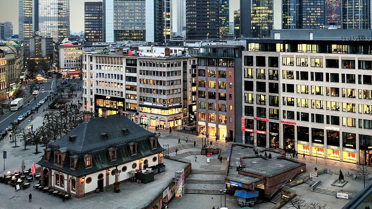 Frankfurt'ta şiddetli patlama: Polis, olay yerinden kaçan şüphelileri arıyor