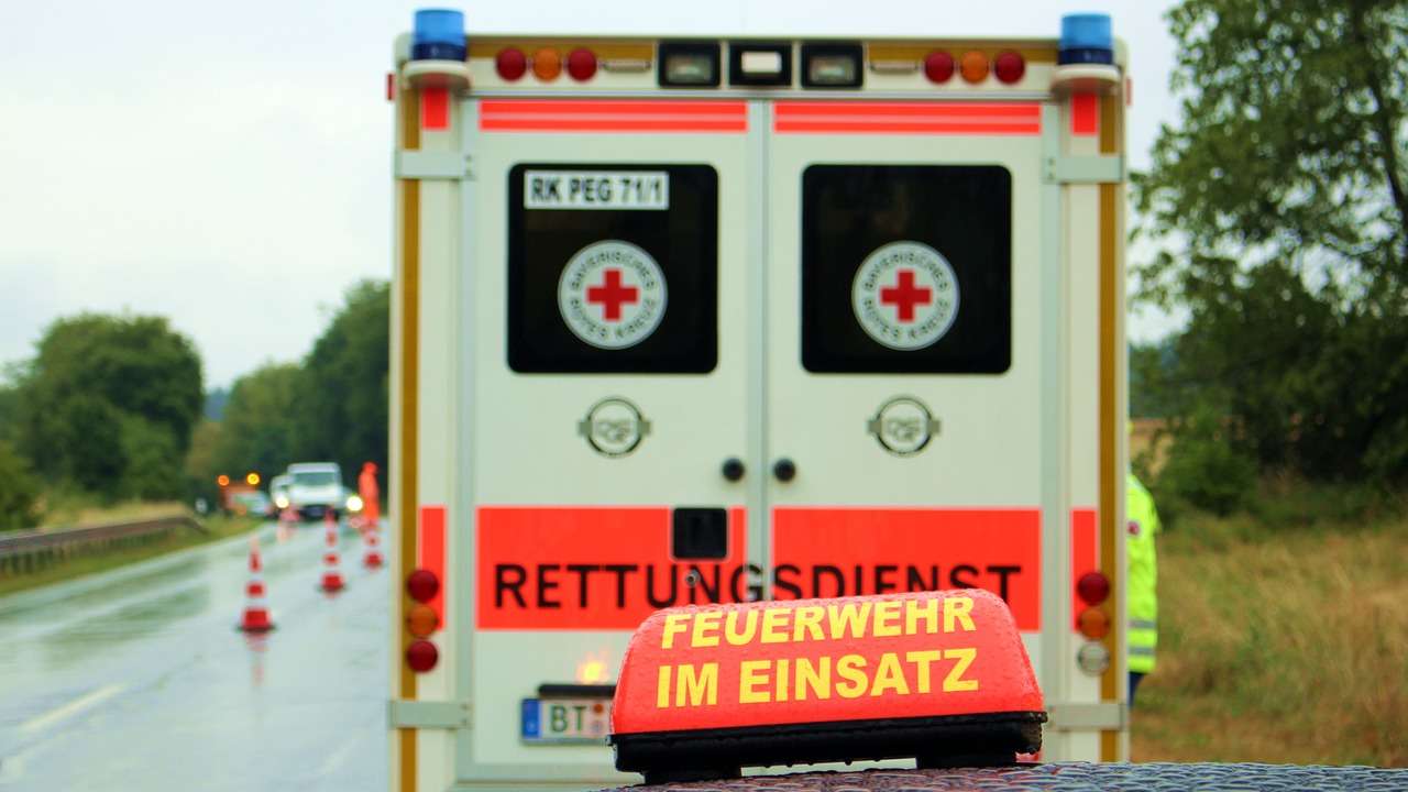 Berlin'de sağlıkçılar görevdeyken sarhoş oldular: Yaralı adamı taşırken fark edildiler...