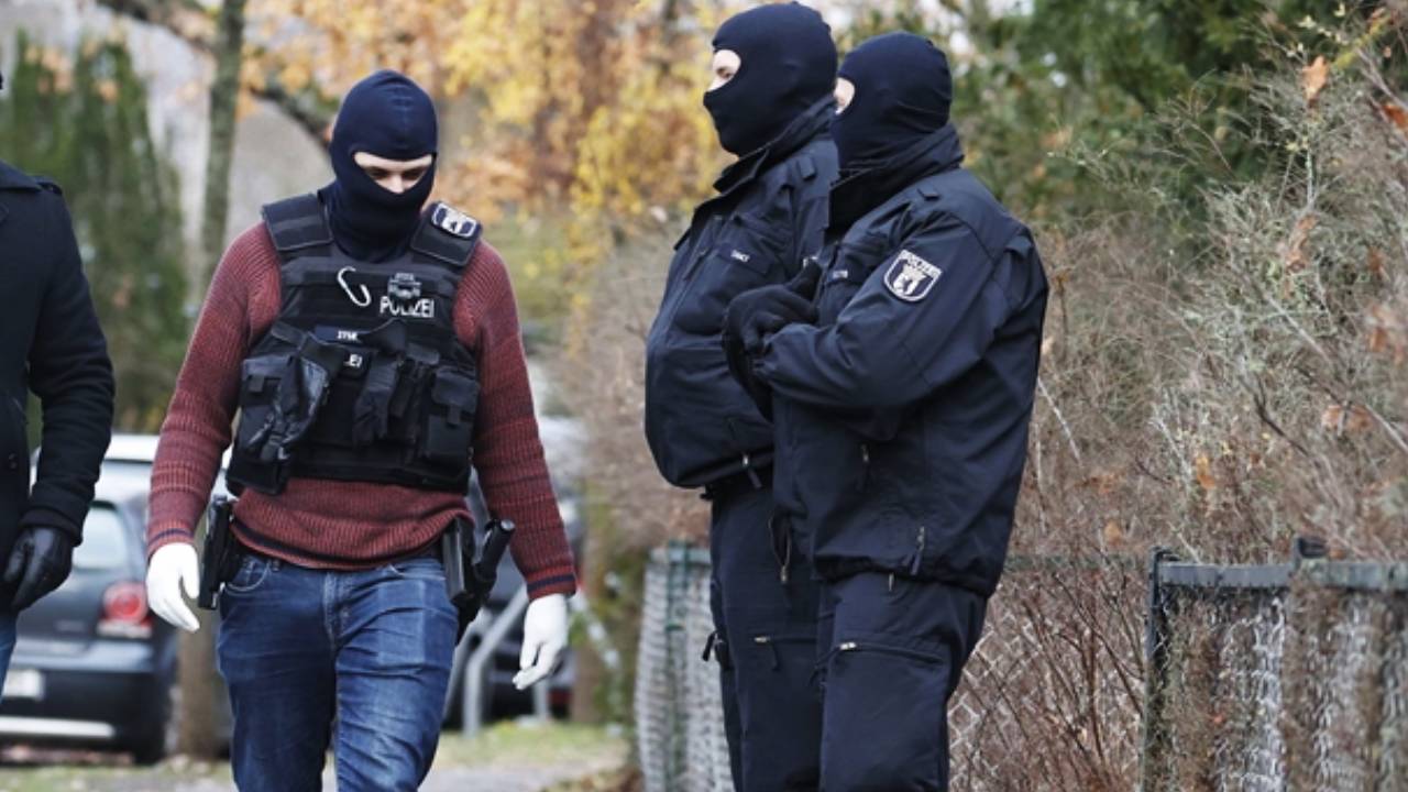 Almanya'da özel kuvvetler destekli operasyon: 66 yaşındaki adam evine barikat kurdu