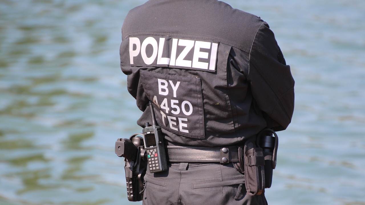 Berlin polisi bu olayla çalkalanıyor: El koydukları uyuşturucuyu cebine attı