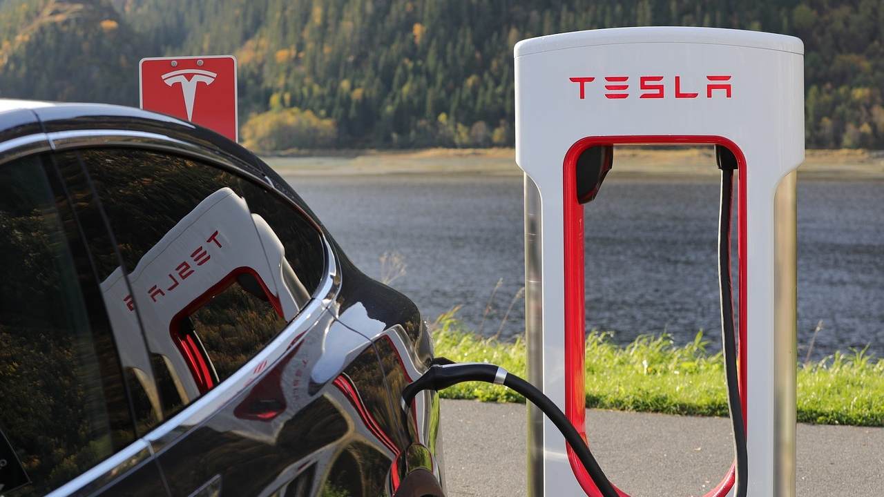 Tesla 1.6 milyon otomobilini geri çağırdı