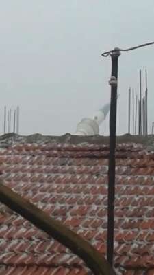 İzmir'de fırtına, 36 metrelik minareyi devirdi