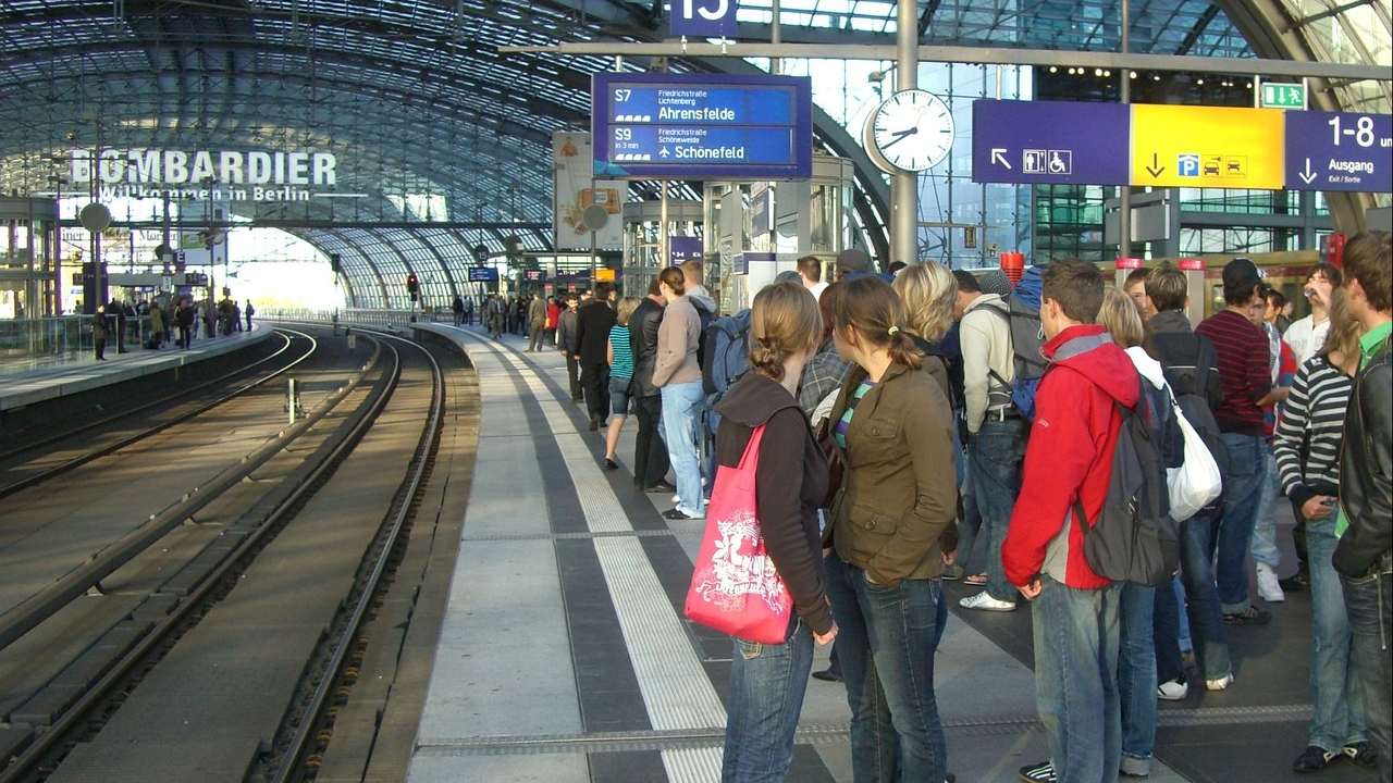 Almanya'da tren istasyonunda bir Türk bavulunu unutunca ortalık karıştı...
