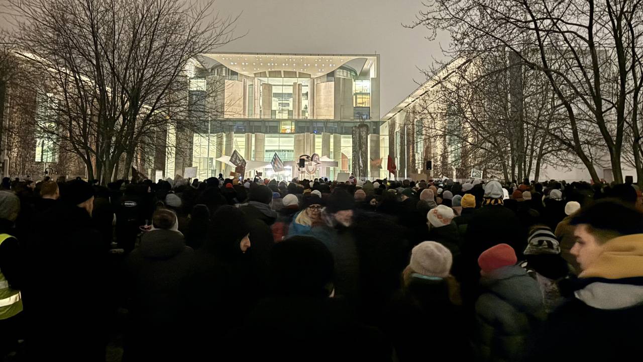 Berlin'de halk sokakta: AfD kapatılsın!