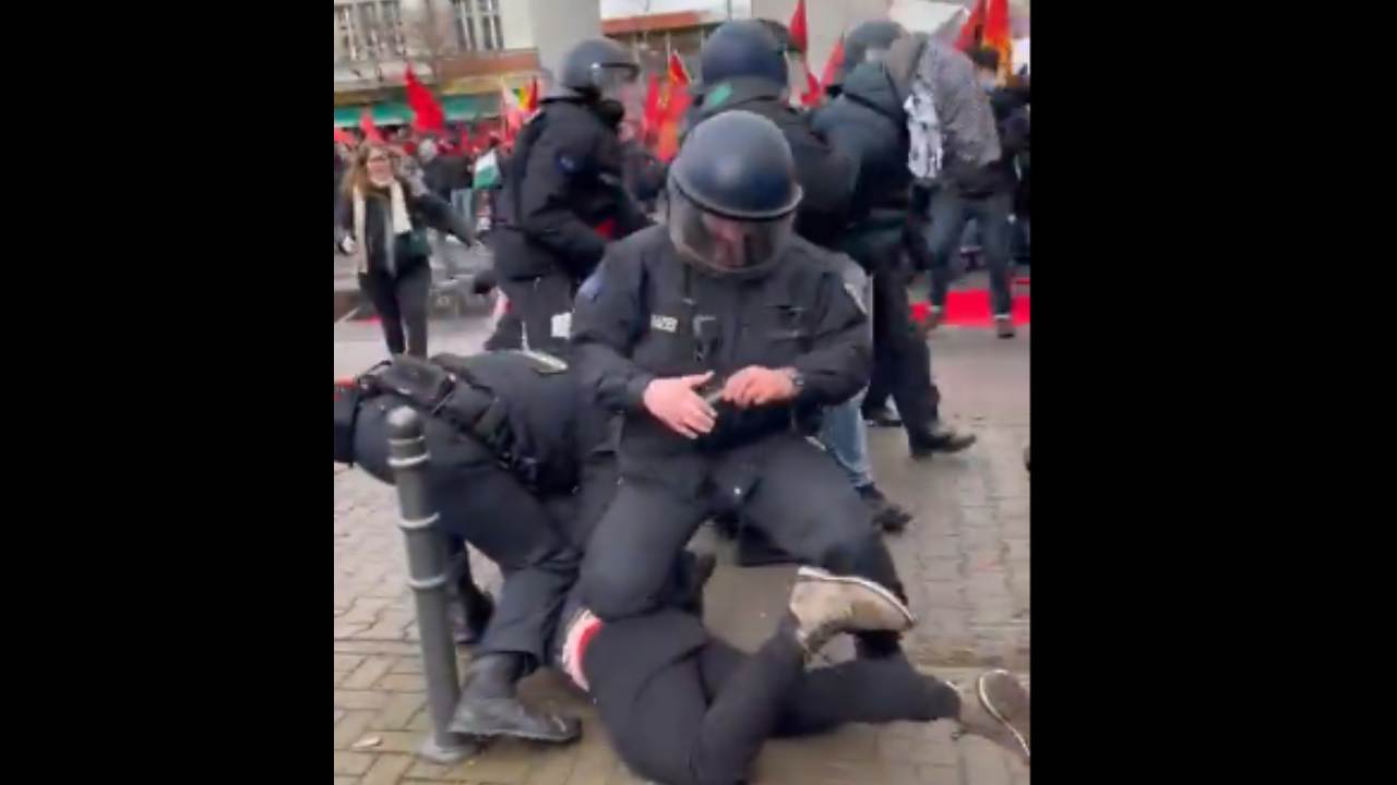 Berlin'de polis komünistlere saldırdı