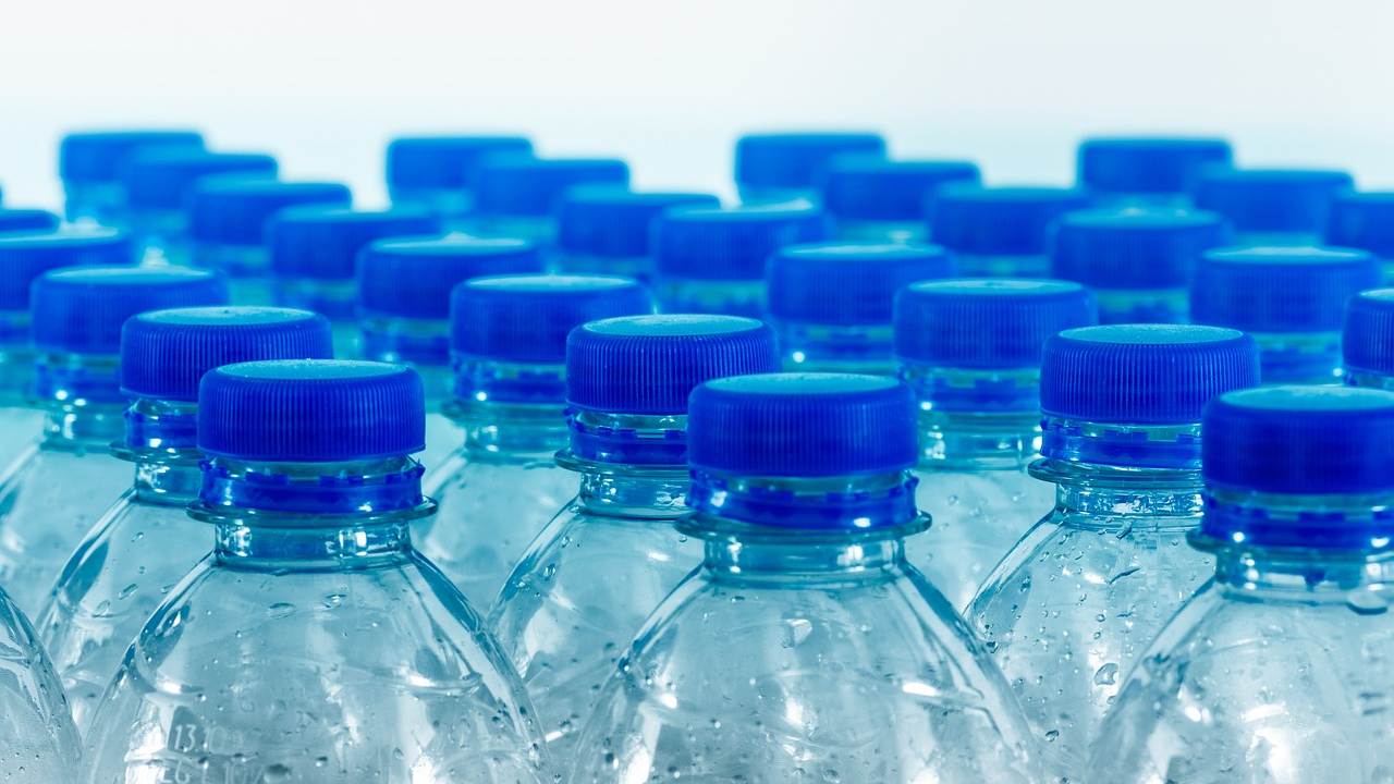 Plastik şişelerde endişe verici analiz: Yüz binlerce plastik parça yutuyoruz! Ne içiyoruz böyle?